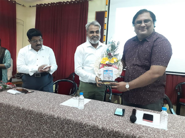 Mr. Atul Kulkarni gave a talk on “Antarctica – Research & Exploration, IIG’s contribution” at J.S.M College, Alibag on 12-01-2022